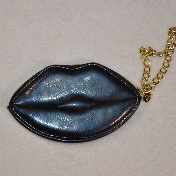 Betsey Johnson black lips wristlet, shiny black vegan leather with gold chain - Picture 6 of 12